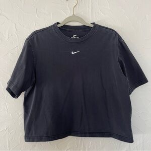 The Nike Tee Black Size Medium. Loose fit